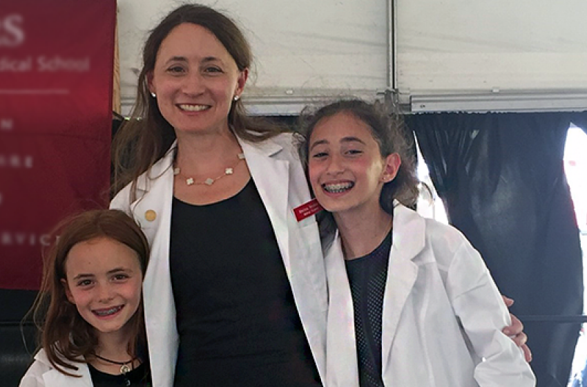 Melissa Neumann at her White Coat Ceremony with her daughters, Eva and Lita Crichton.