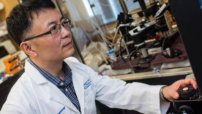 Ru-Rong Ji, PhD, in his lab