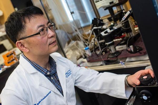 Ru-Rong Ji, PhD, in his lab