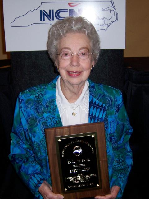 Ruby Wilson receiving the North Carolina Nurses Association Hall of Fame Award